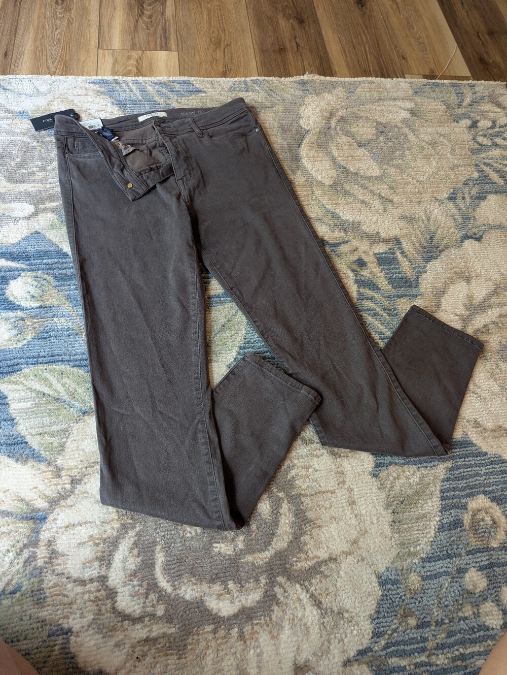 Fidelity Belvedere High Rise Ultra Slim Grey Pants. Size 32